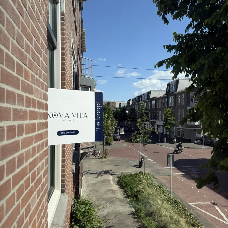 nova vita bord aan muur